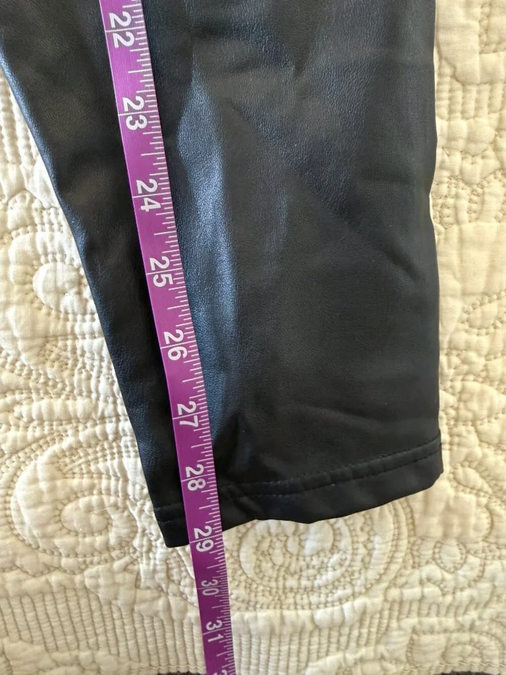 High-waisted faux leather leggings in black. Size L - Picture 6 of 6